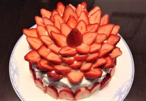 イチゴの手作り誕生日ケーキ